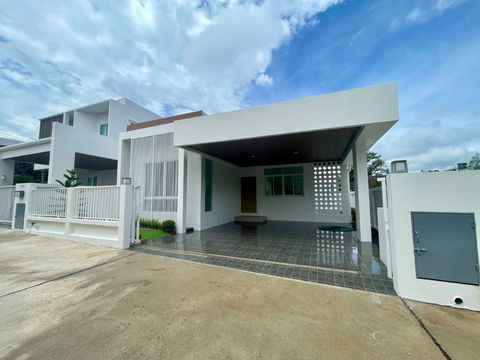 Single-storey detached house for sale 3 bedrooms 2 bathrooms and 2 parking.