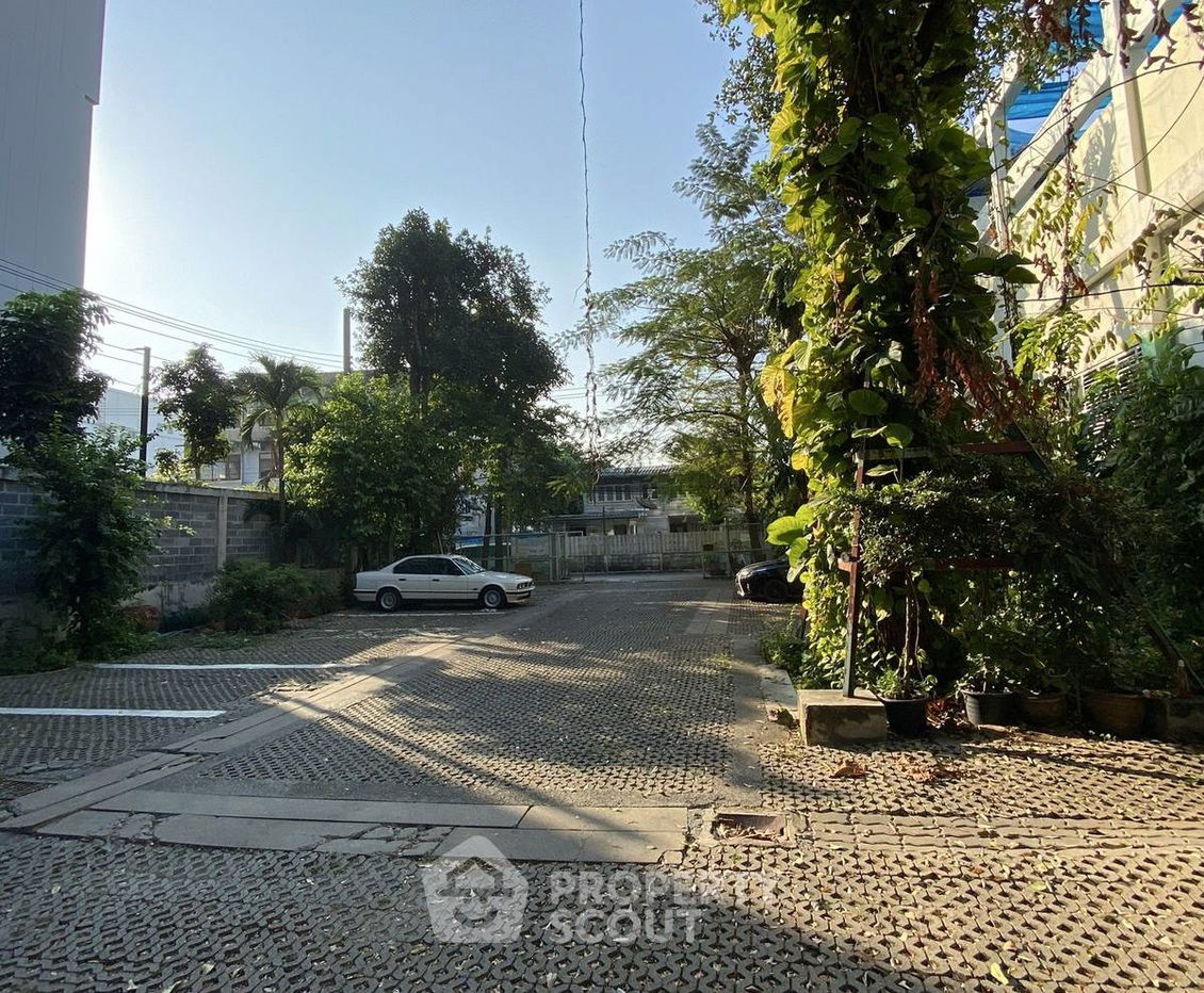 picture 2,292 m² Land for Sale in Dao Khanong (ID 2094400) - 2/5