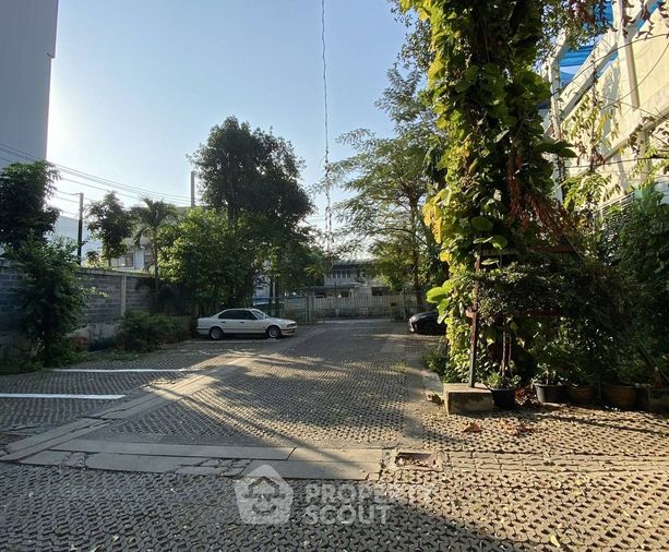 Land for sale, 573 sq wah, Thon Buri