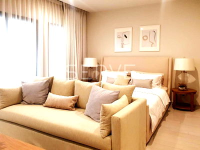 คอนโดให้เช่า : Bright & Nice Style  Studio with Partition Directly connecting to BTS Phloen Chit / Condo For Rent &-Noble Ploenchit