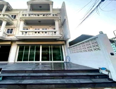 เช่าโฮมออฟฟิศ เขตห้วยขวาง : ให้เช่าทาวน์โฮม 3 ชั้น ซอยประชาราษฎร์บำเพ็ญ 9 / ใกล้ MRT ห้วยขวาง / แอร์ 3 เครื่อง / ไม่มีเฟอร์นิเจอร์ / อยู่อาศัย หรือ Home Office