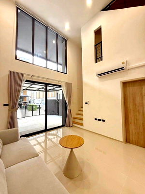 Townhouses for rent Suan Luang : 5-story townhome for rent – ​​Shizen Pattanakarn 32 Corner unit, spacious with a high-rise double volume, comfortable living.
