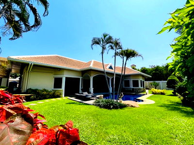 Houses for sale Chonburi : Luxury Pool Villa in a village within a walking distance to Jomtien Beach Pattaya