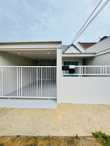 ขายทาวน์เฮ้าส์พัทยา! ตกแต่งเฟอร์นิเจอร์เครื่องใช้ไฟฟ้าพร้อมอยู่ — หมู่บ้านปาร์ครุ่งเรือง 