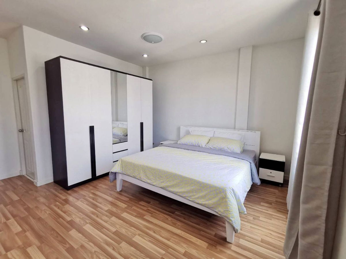 picture Townhouse for rent   3 Bedrooms    and   3 Bathrooms   .    - 8/15