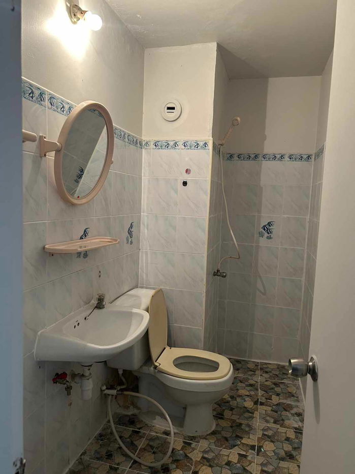 picture Building C Popular Condominium Floor 8  - 1/4