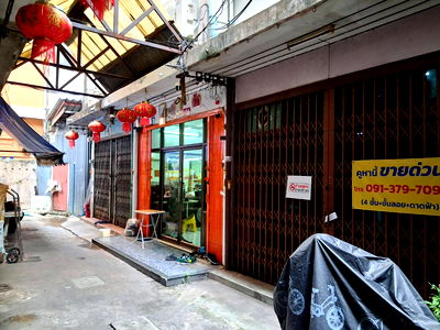 Shophouses for sale Thonburi Commercial College : Commercial Building  (on CHAKKRAWAT road) Retail hub , Near SAMPENG  by owner