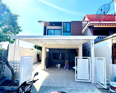 ขายทาวน์โฮม : ทาวน์เฮาส์ 2 ชั้น พระปิ่น 3 หลังริม | 4 นอน 2 น้ำ 31 ตร.วา | ติดถนนกาญจนาฯ บางใหญ่ | 3.29 ลบ. ฟรีโอน!