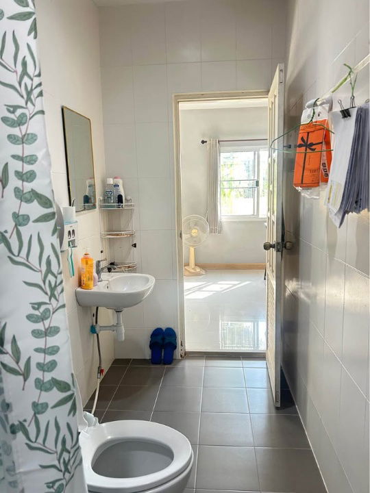 picture Two storey house for rent with 3 bedrooms,3 toilets and 1 kitchen. - 9/16