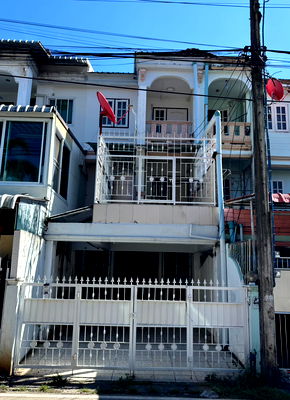 ทาวน์โฮม ขนส่งอาเขต เชียงใหม่ :  ขายทาวน์เฮ้าส์ 3 ชั้น 4 ห้องนอน  3 ห้องน้ำ  1 ห้องครัว  1 ที่จอดรถ