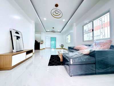 ขายบ้านเดี่ยว : ขายบ้านเดี่ยว 2 ชั้น ถนนเมน หมู่บ้านบัวทอง 4 บ้านกล้วย-ไทรน้อย ทำเลดี จอดรถได้หลายคัน พร้อมห้องครัวใหญ่ เพียง 3,890,000 บาท