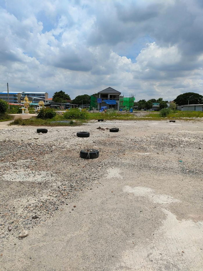picture Empty land for rent already filled Near Watcharapol Intersection - 9/11