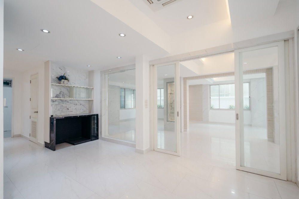 picture S897 [For Sale] 3-storey townhome, Sukhumvit 15 💰 Price 41.9 million baht 📍 BTS Asoke - 10/53