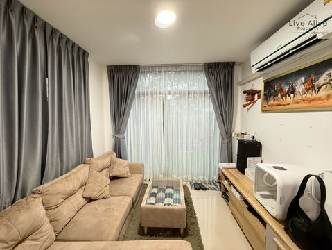 Beautiful detached house for rent, good location, quiet and safe, Soi Pracha Uthit 90