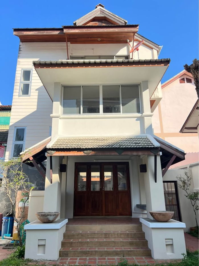 picture Three storey house for rent with 6 bedrooms,5 toilets and 1 kitchen. - 19/20