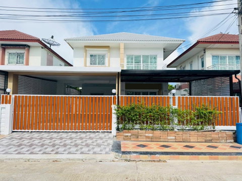 ขายบ้านเดี่ยว 2 ชั้น ถนนเมน หมู่บ้านบัวทอง 4 บ้านกล้วย-ไทรน้อย ทำเลดี จอดรถได้หลายคัน พร้อมห้องครัวใหญ่ เพียง 3,890,000 บาท