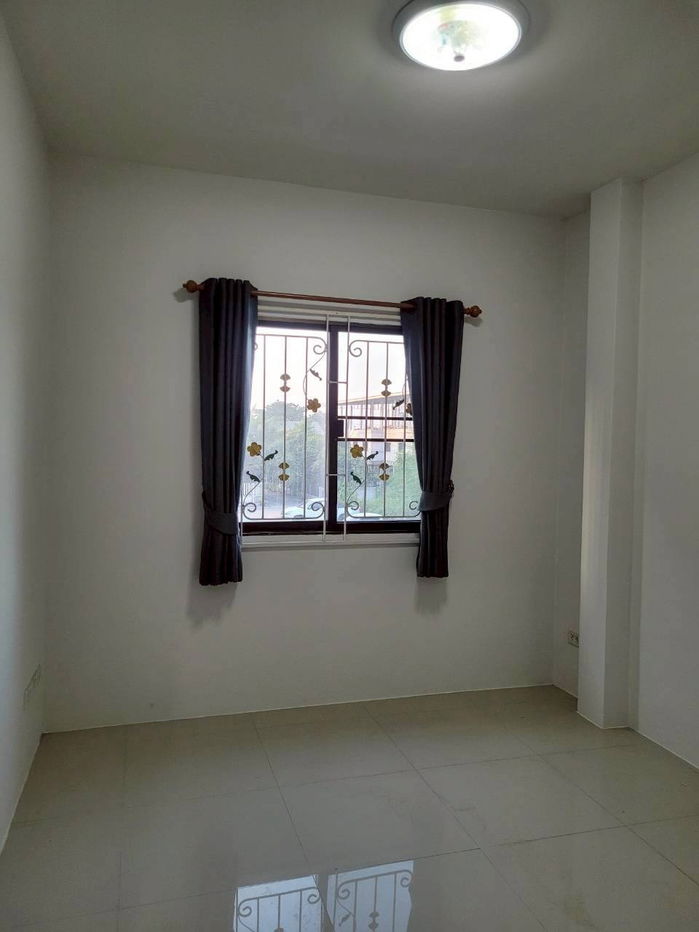 รูป ทาวเฮ้าส์ใกล้ตลาดสี่มุมเมือง แหลมฉบัง อำเภอศรีราชา จังหวัดชลบุรี ตรงข้ามนิคมอุตสาหกรรมแหลมฉบังพร้อมให้เช่า - รูปที่ 8/10