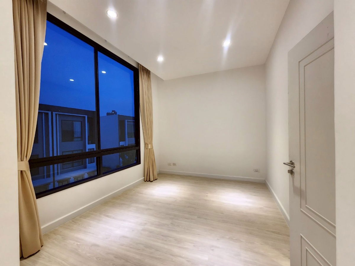 picture 3.5 Storey Home office. 3Bed, 4Bath, 2Livings Jarunsanitwong Street - 7/11