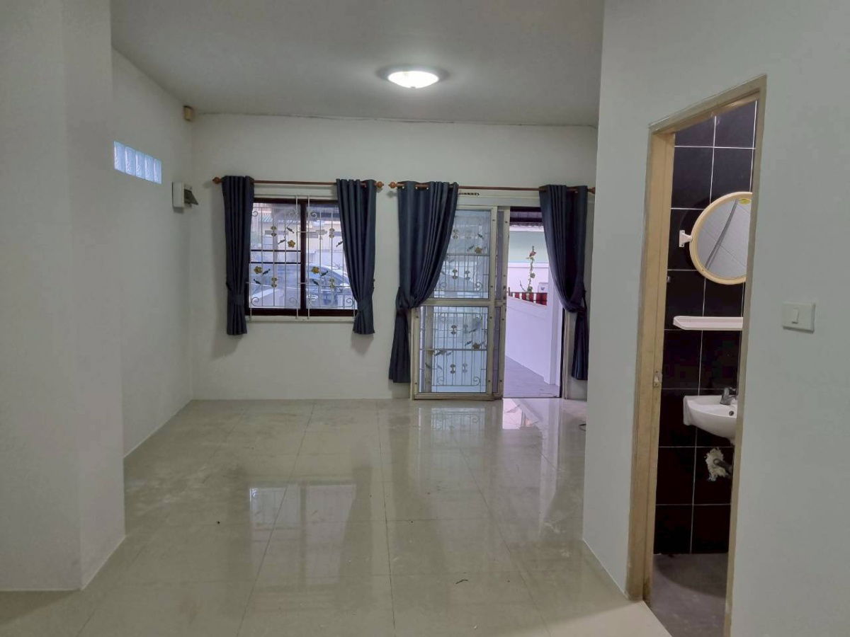 รูป ทาวเฮ้าส์ใกล้ตลาดสี่มุมเมือง แหลมฉบัง อำเภอศรีราชา จังหวัดชลบุรี ตรงข้ามนิคมอุตสาหกรรมแหลมฉบังพร้อมให้เช่า - รูปที่ 3/10