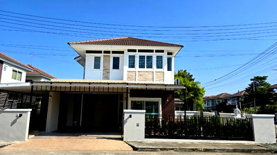 Houses for rent Doi Saket Chiang Mai  :  Two storey house for rent with 3 bedrooms,3 toilets and 1 kitchen. 