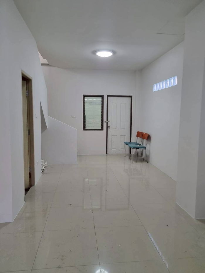 รูป ทาวเฮ้าส์ใกล้ตลาดสี่มุมเมือง แหลมฉบัง อำเภอศรีราชา จังหวัดชลบุรี ตรงข้ามนิคมอุตสาหกรรมแหลมฉบังพร้อมให้เช่า - รูปที่ 4/10