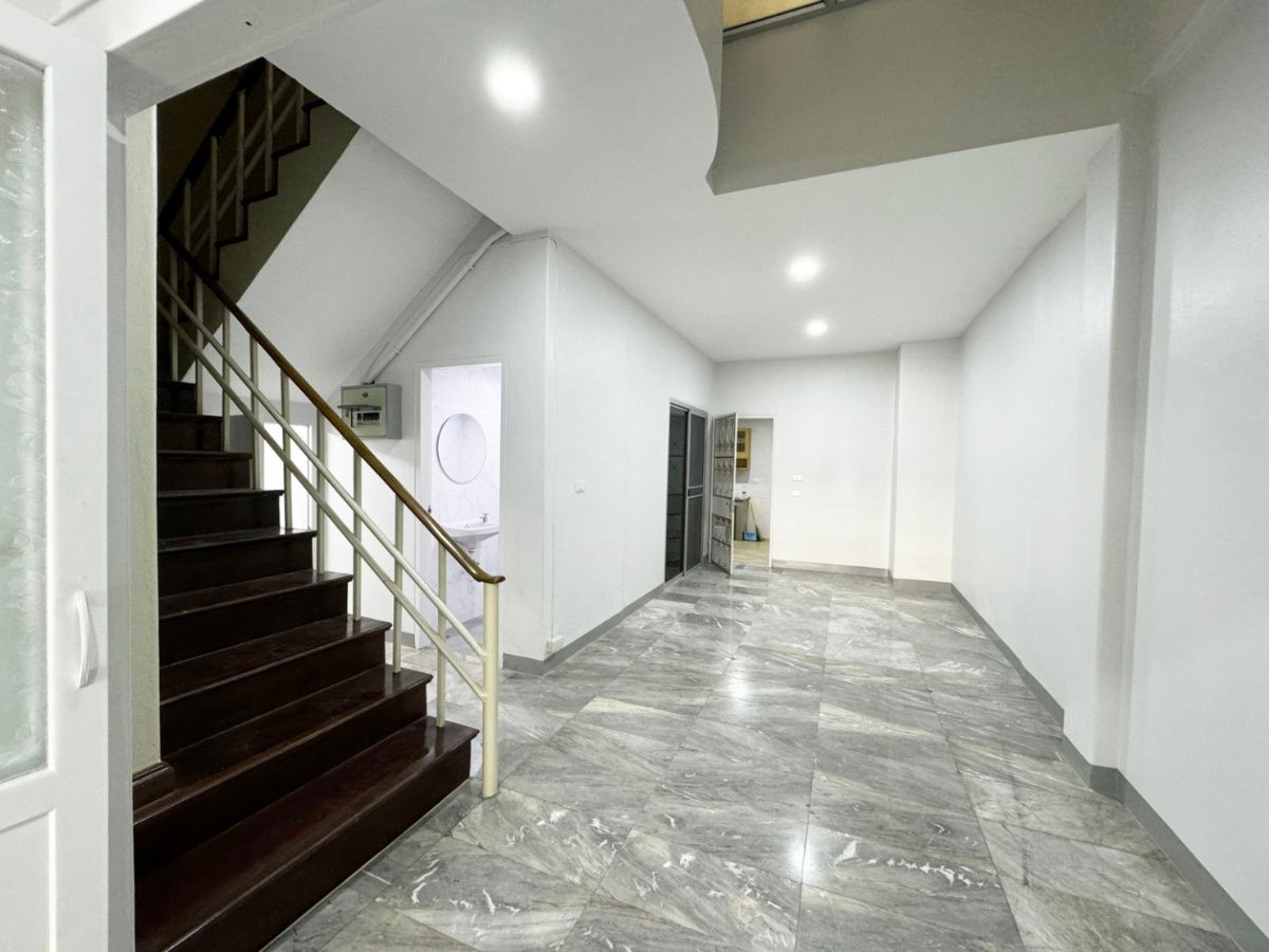 picture Sales  4-story townhouse in Warathorn Ville Village, Pattanakarn 44 - 8/18