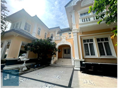 Houses for sale The Crystal : Near Thonglor 5-bedroom luxurious house