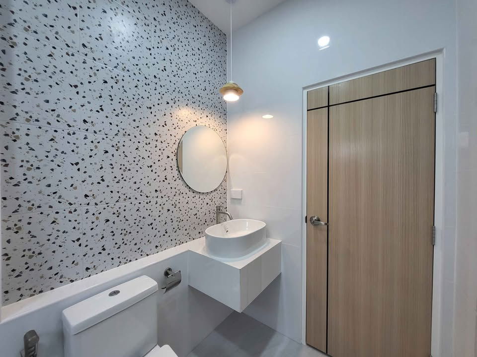 picture Single storey house for rent with 3 bedrooms,2 toilets and 1 kitchen.  - 18/21