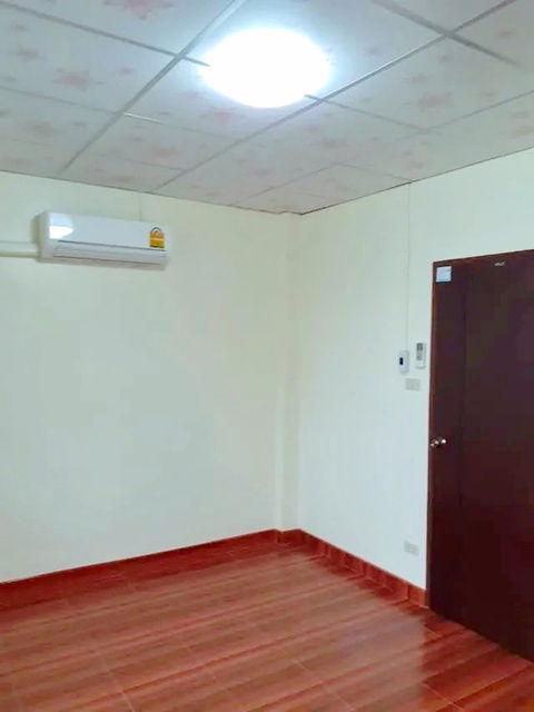 picture Soi Ramkhamhaeng180-186 MRT Minburi Market 1 km. Townhouse for rent 2-storey Ruamrudee Internationa - 3/8