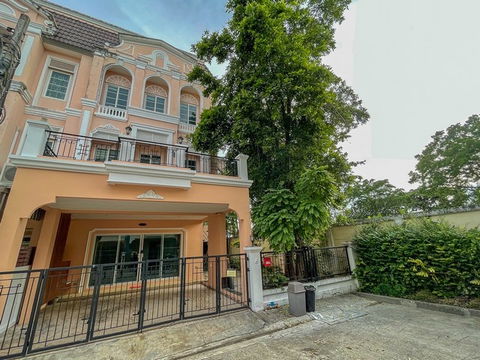 FOR RENT TOWNHOUSE PROPERTY 65000 BAHT per MONTH