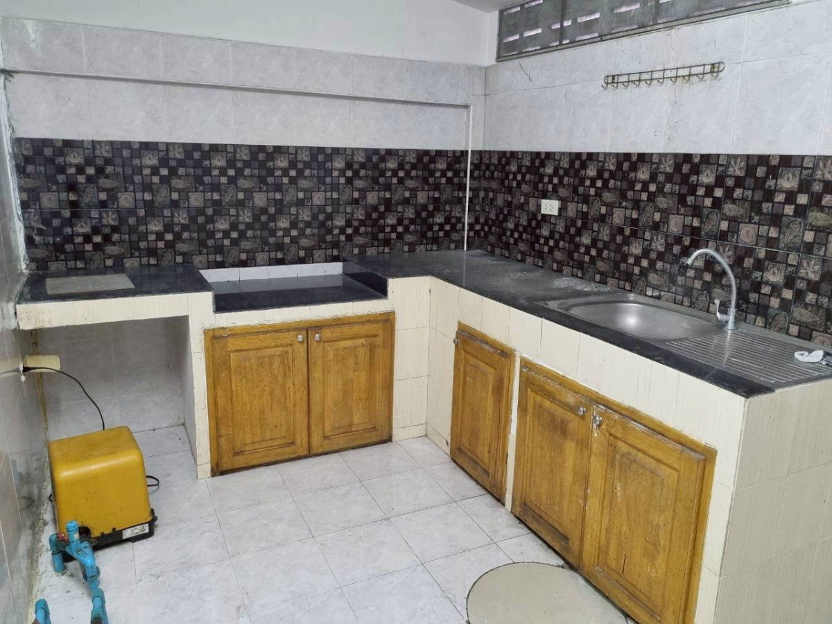 รูป ทาวเฮ้าส์ใกล้ตลาดสี่มุมเมือง แหลมฉบัง อำเภอศรีราชา จังหวัดชลบุรี ตรงข้ามนิคมอุตสาหกรรมแหลมฉบังพร้อมให้เช่า - รูปที่ 5/10