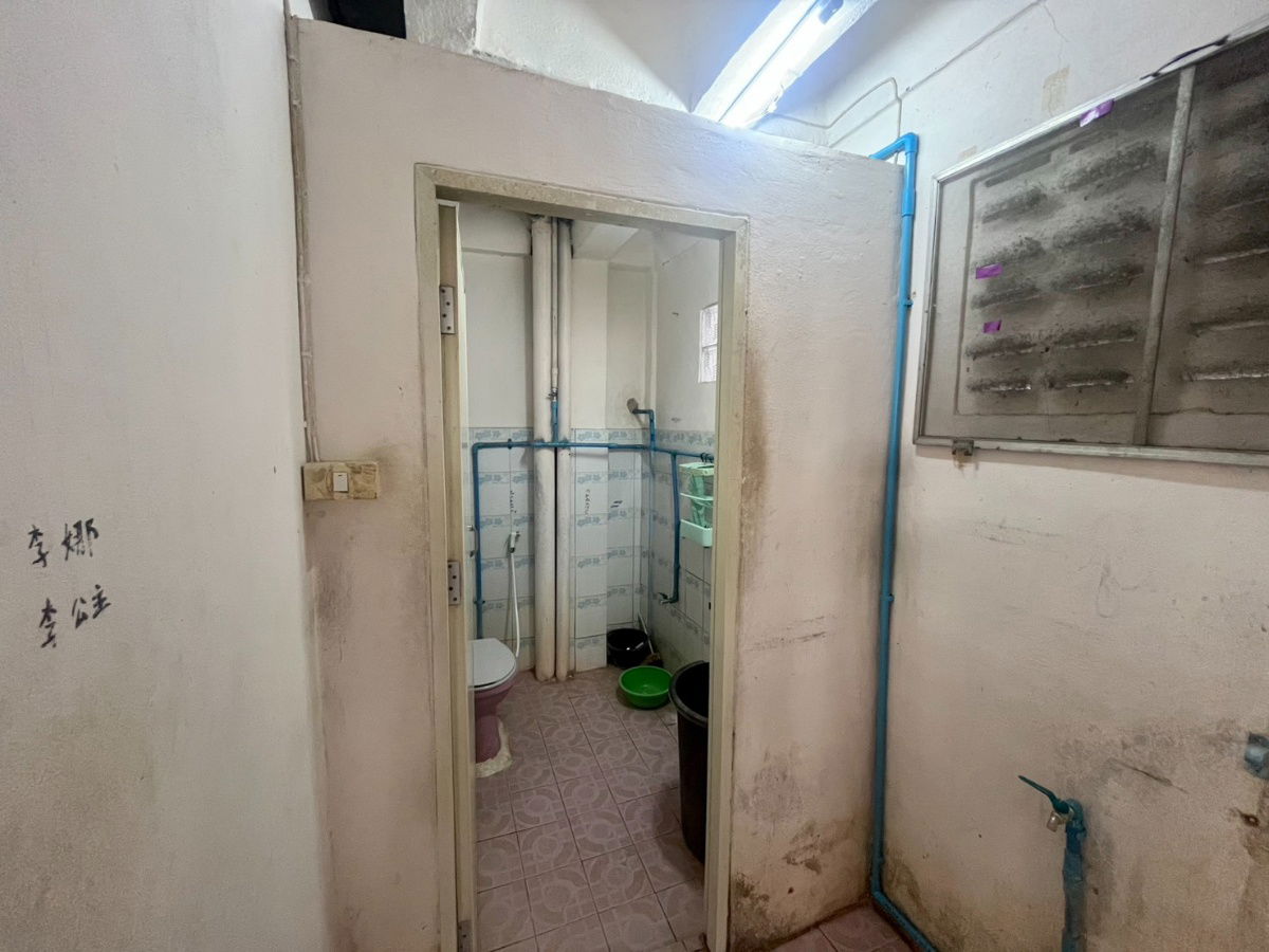 picture For sale: 3-storey dormitory with 8 rooms in Soi Charan 33, near MRT Fai Chai. Great price, ideal for long-term investment! - 8/18