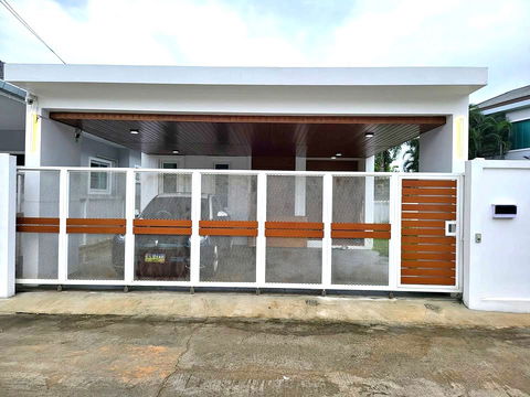 Single storey house for rent with 3 bedrooms,2 toilets and 1 kitchen.
