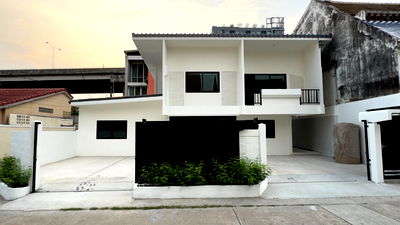 Houses for rent Sukhumvit Road : A single detached house on 70 sq. wah, just 5 minutes to Ekkamai–Thonglor.
