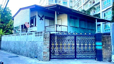 Houses for rent Phet Kasem Road : Wang Lang Market 2.1 km. Soi Itsaraphap 27-33 MRT Charan13 500m. 2-story corner house for rent with