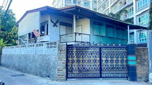 Wang Lang Market 2.1 km. Soi Itsaraphap 27-33 MRT Charan13 500m. 2-story corner house for rent with