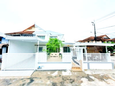 ขายบ้านแฝด :  ขายบ้านแฝด 2 ชั้น หลังมุม หมู่บ้านพฤกษา 3 ถนนวัดลาดปลาดุก บางบัวทอง ตกแต่งใหม่พร้อมอยู่ ทำเลดี ใกล้ชุมชน ลดราคา 3 แสน เหลือ 2.99 ล้าน