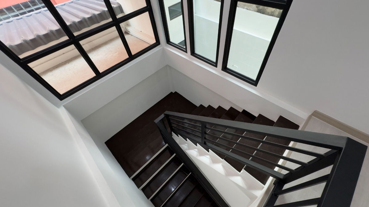 picture A single detached house on 70 sq. wah, just 5 minutes to Ekkamai–Thonglor. - 30/50