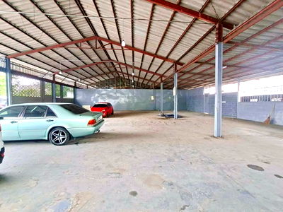 Factory for rent Yan Nawa : Warehouse for rent 102 sq m. BRT Wat Pariwas 1 km. Can work at the warehouse. Bang Chak Hospital 3