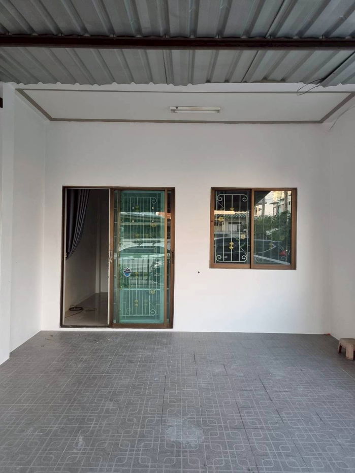 รูป ทาวเฮ้าส์ใกล้ตลาดสี่มุมเมือง แหลมฉบัง อำเภอศรีราชา จังหวัดชลบุรี ตรงข้ามนิคมอุตสาหกรรมแหลมฉบังพร้อมให้เช่า - รูปที่ 2/10