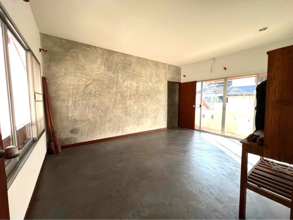 picture Three storey house for rent with 6 bedrooms,5 toilets and 1 kitchen. - 16/20