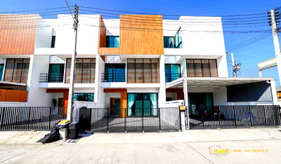 Townhouses for rent Chiang Mai : Townhouse for rent.  There are 4 bedrooms and 3 bathrooms.