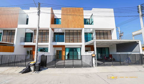 Townhouse for rent. There are 4 bedrooms and 3 bathrooms.