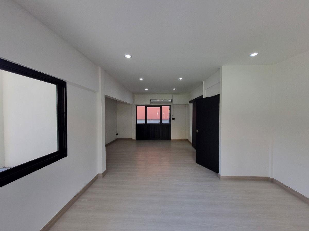 picture A single detached house on 70 sq. wah, just 5 minutes to Ekkamai–Thonglor. - 3/50