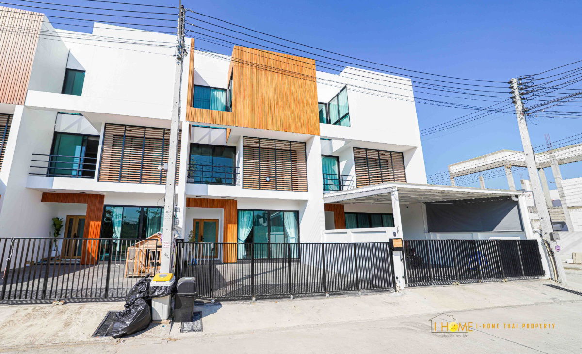 รูป ให้เช่าทาวน์โฮมสามชั้น 4 ห้องนอน 3 ห้องน้ำ  1  ห้องครัว  1  ห้องรับแขก  1  ที่จอดรถ - รูปที่ 3/40