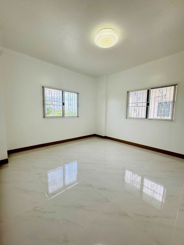 รูป ขายบ้านเดี่ยว 2 ชั้น ถนนเมน หมู่บ้านบัวทอง 4 บ้านกล้วย-ไทรน้อย ทำเลดี จอดรถได้หลายคัน พร้อมห้องครัวใหญ่ เพียง 3,890,000 บาท - รูปที่ 15/19