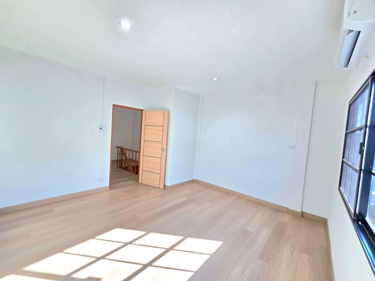 รูป ทาวน์เฮาส์ รามอินทรา สุขาภิบาล5ซอย57 ตลาดออเงิน ม.แสงธรรม รีโนเวทใหม่ แถม.แอร์ 2 ตัว นัดหมายชมบ้าน 085-318-6868 คุณวา - รูปที่ 19/29