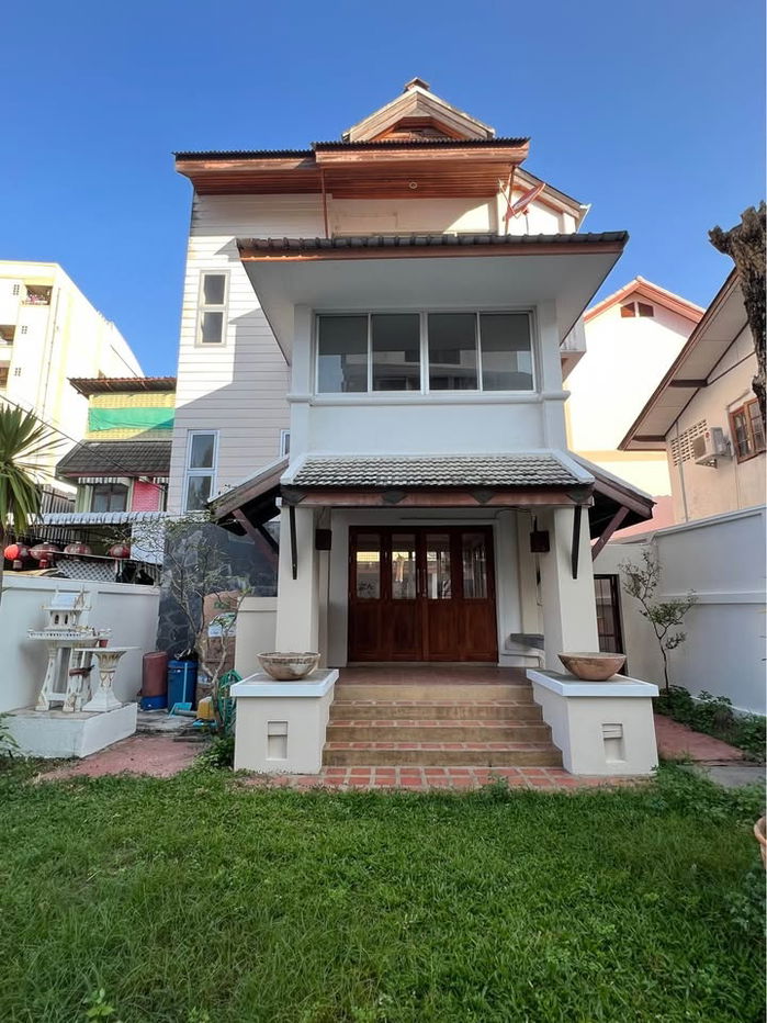 picture Three storey house for rent with 6 bedrooms,5 toilets and 1 kitchen. - 1/20