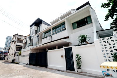 Townhouses for sale Srinakharinwirot University Prasanmit Campus : S897 [For Sale] 3-storey townhome, Sukhumvit 15 💰 Price 41.9 million baht 📍 BTS Asoke