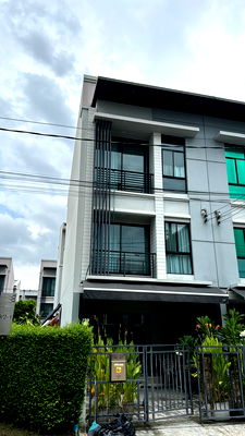 Townhouses for rent Esplanade Ngamwongwan-Khaerai : Townhouse for Rent, corner plot, Baan Klang Muang Rattanathibet
